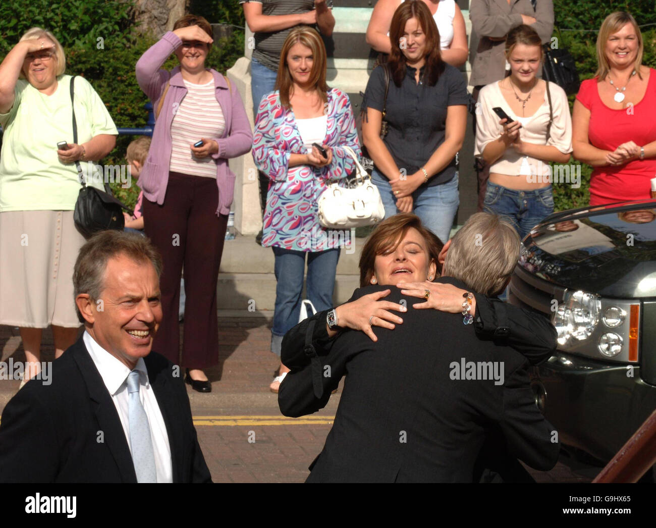 Les foules regardent le Premier ministre Tony Blair et l'épouse Cherie accueillir à Huyton à Liverpool où le PM a dévoilé une statue à l'ancien Premier ministre travailliste Harold Wilson avant la conférence de son parti qui commence demain. Banque D'Images