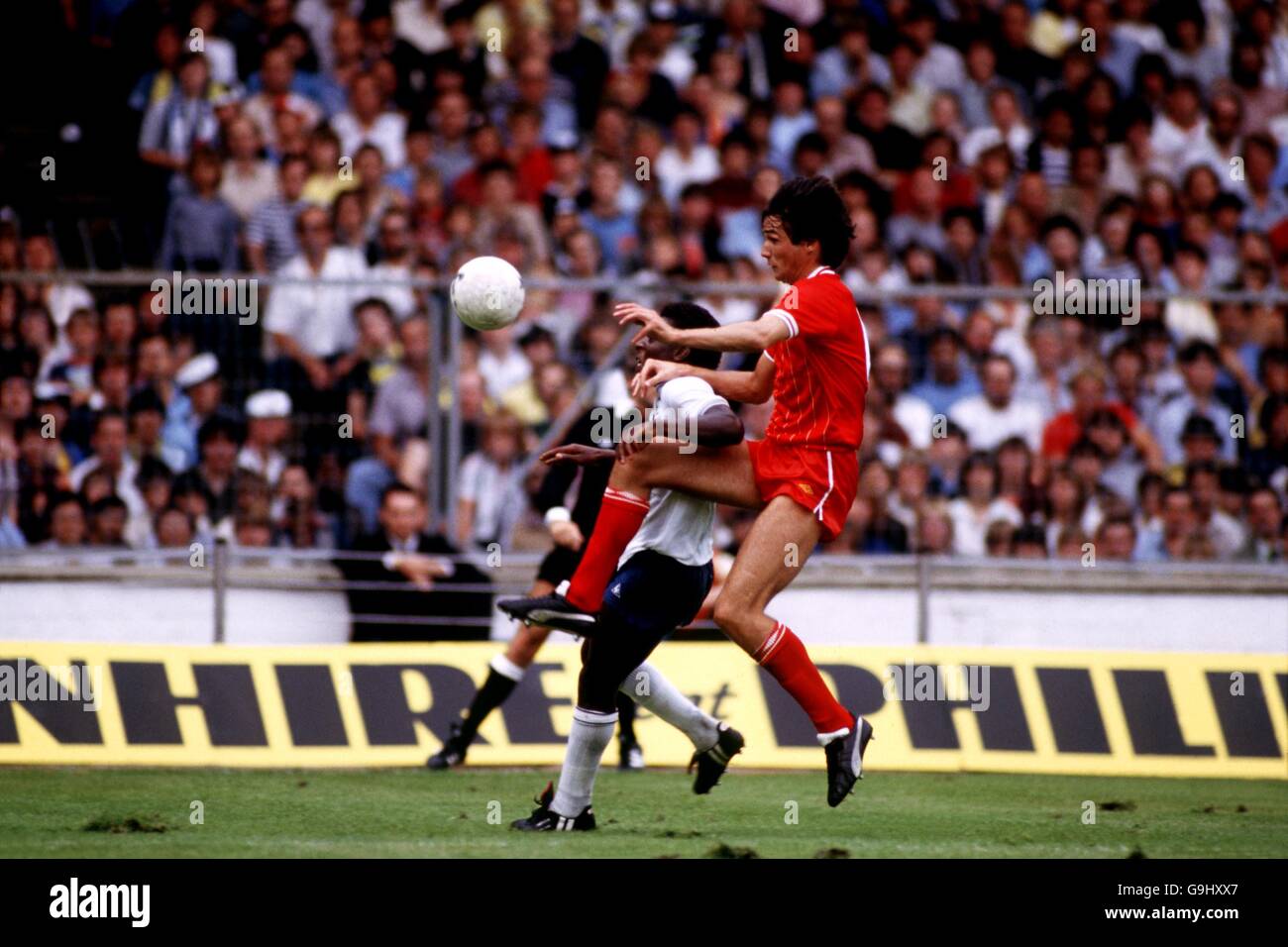 Alan Hansen (r) de Liverpool essaie de se dégager de Tottenham Hotspur Garth Crooks (l) Banque D'Images