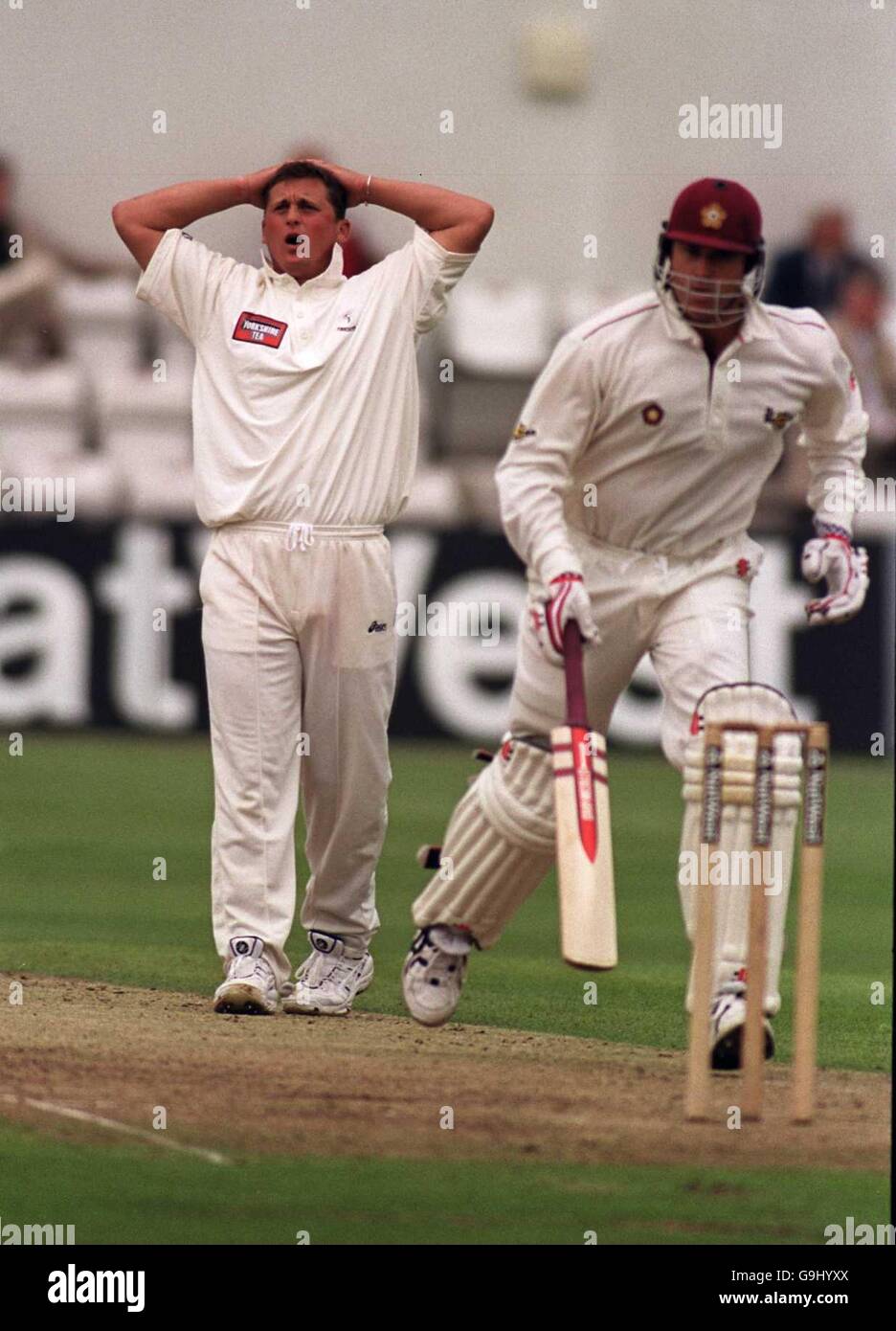 Cricket - NatWest Trophée - quatrième tour - Northamptonshire v Yorkshire.Darren Gough du Yorkshire met ses mains sur la tête après un rasage de près Banque D'Images