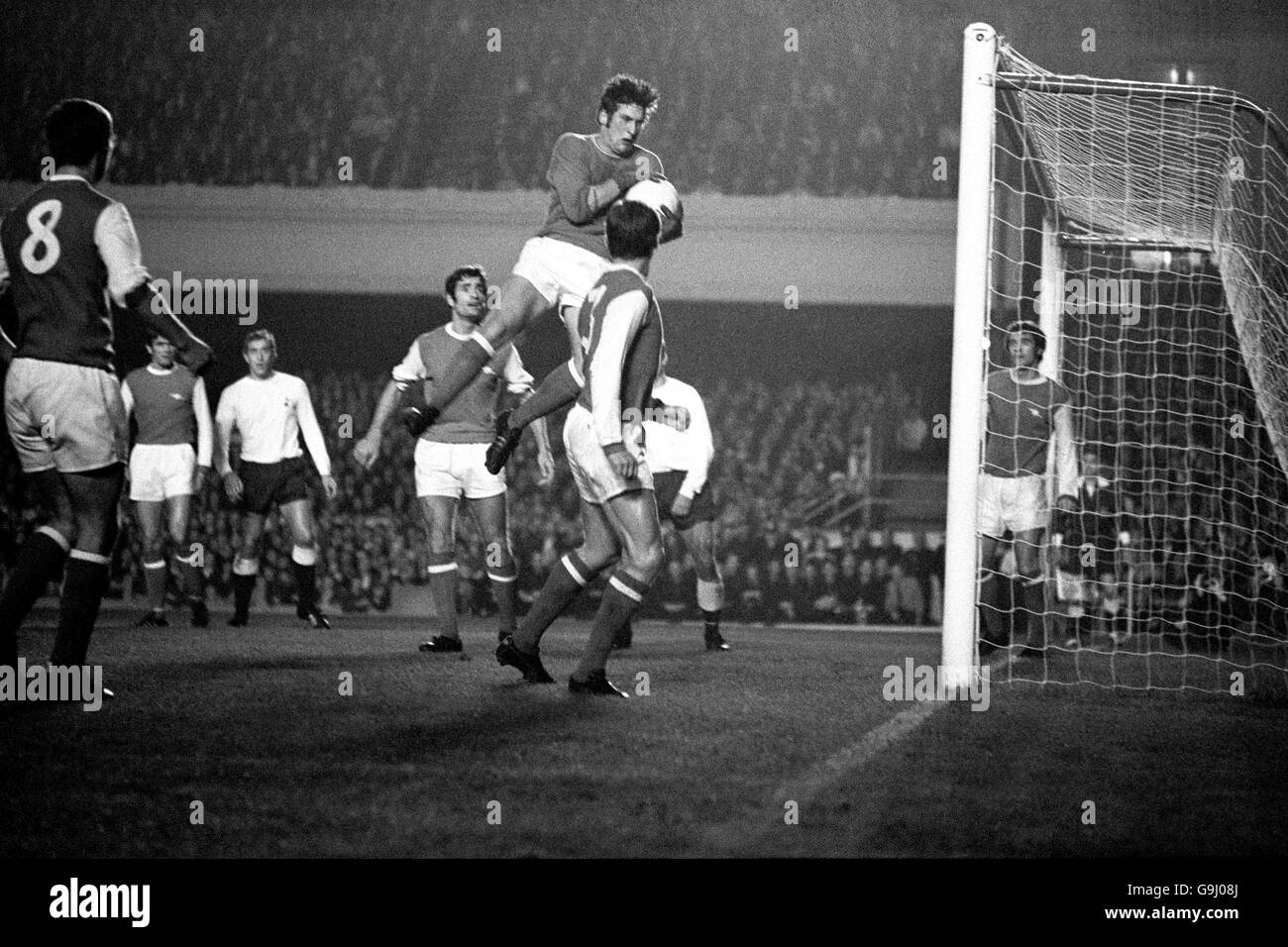 Malcolm Webster, gardien de but de l'arsenal (troisième r), revendique le ballon, sous la surveillance de ses coéquipiers Peter Story (r), Bob McNab (deuxième r), Frank McLintock (quatrième r) et Charlie George (l) Banque D'Images