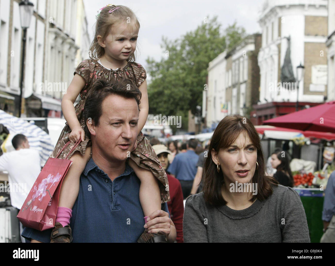 Le chef du Parti conservateur, David Cameron, avec sa femme Samantha et sa fille Nancy qui magasinent à Portobello Market à Londres, à la veille de la Conférence du Parti conservateur à Bournemouth. Banque D'Images