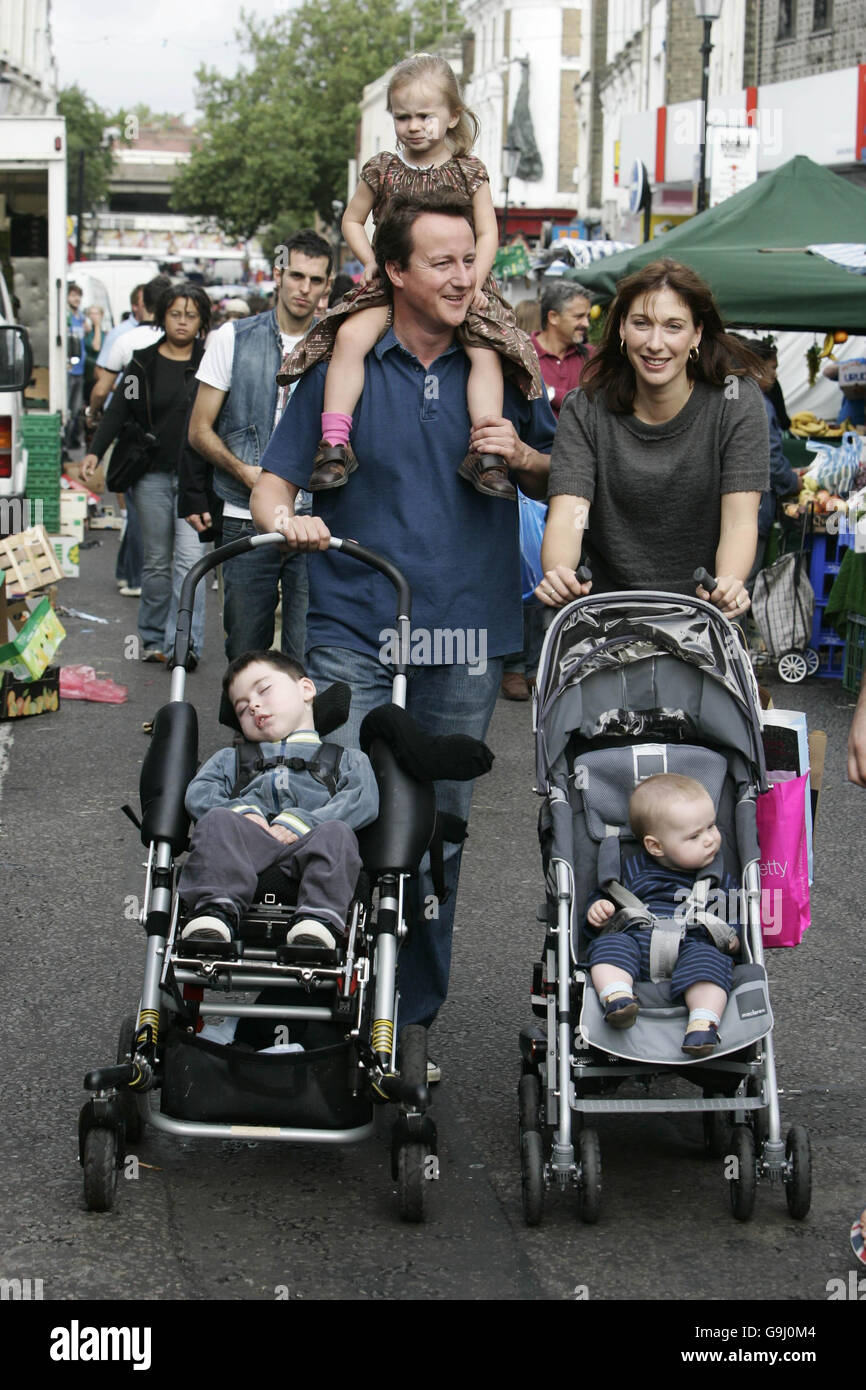 Le chef du Parti conservateur David Cameron avec sa femme Samantha et leur fille Nancy (sur les épaules) et leurs fils Ivan (à gauche) et Arthur magasinent à Portobello Market à Londres, à la veille de la Conférence du Parti conservateur à Bournemouth. Banque D'Images