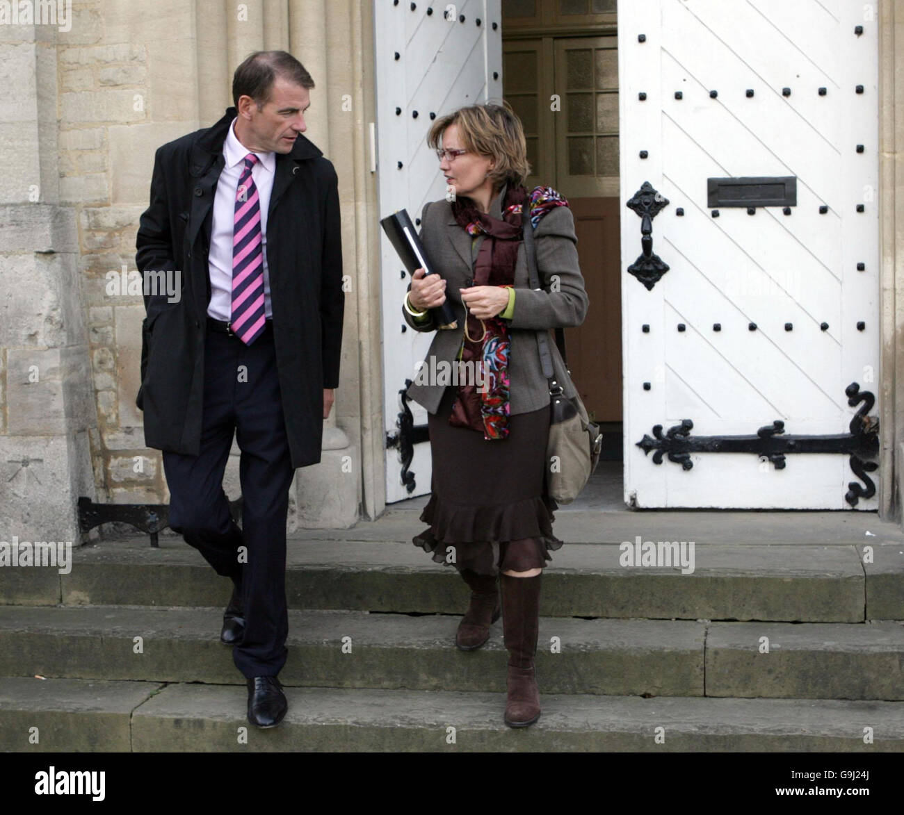 Angela Frier, productrice exécutive basée au Koweït, et Bill Neeley, correspondant étranger d'ITN, quittent Oxford Coroners court pendant l'enquête sur le décès du journaliste d'ITN Terry Lloyd. Banque D'Images