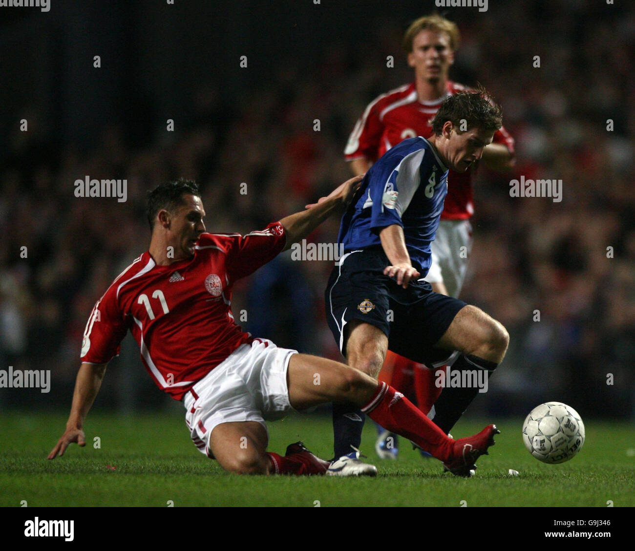 Steven Davis, d'Irlande du Nord, a lancé un défi de glisse de Peter Lovenkrands (à gauche) au Danemark lors du match F du championnat d'Europe de l'UEFA 2008 au stade Parken, à Copenhague, au Danemark. Banque D'Images