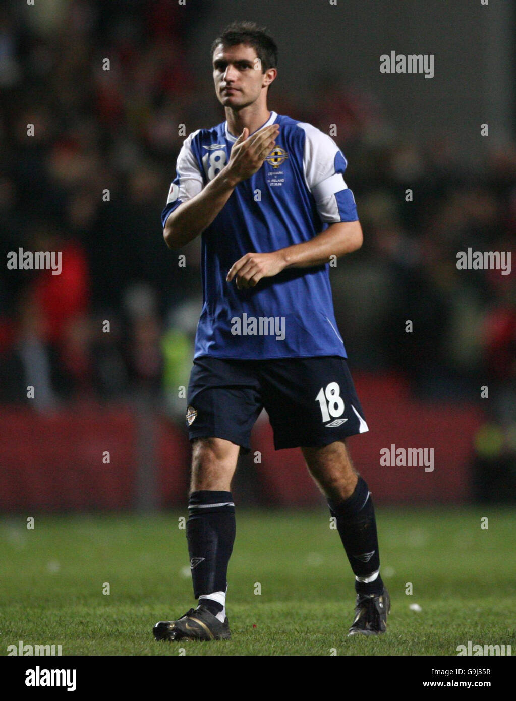 Aaron Hughes, capitaine de l'Irlande du Nord, après le match F du Championnat d'Europe de l'UEFA en 2008 contre le Danemark au stade Parken, à Copenhague, au Danemark. Banque D'Images