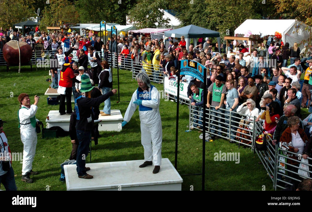 Les concurrents participent aux championnats du monde de conker à Ashton, dans le Northamptonshire.PHOTO DE L'ASSOCIATION PRES.Date de la photo: Dimanche 8 octobre 2006.Plus de 250 hommes et plus de 60 femmes ont participé aux 2006 titres sur un green derrière un pub.Voir PA Story SOCIAL Conkers.Le crédit photo devrait se lire: Chris Radburn/PA. Banque D'Images