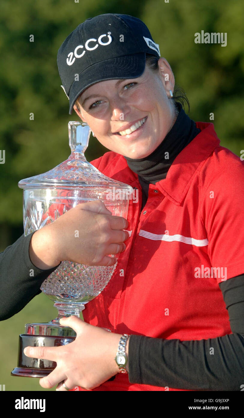 Golf - English Women's Open - Club de golf de Chart Hills.Cecilia Ekelundh, en Suède, célèbre son trophée lors de l'Open féminin anglais au club de golf de Chart Hills, à Biddenden, dans le Kent. Banque D'Images