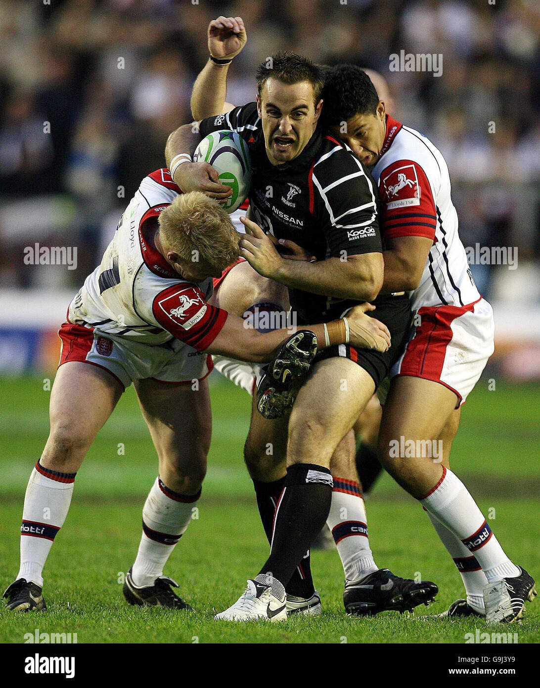 Ryan Tandy (au centre) de Widnes passe devant Iain Morrison (à gauche) de Hull KR et Dwayne Barker lors de la première grande finale de la LHF Healthplan League One au stade Halliwell Jones, à Warrington. Banque D'Images