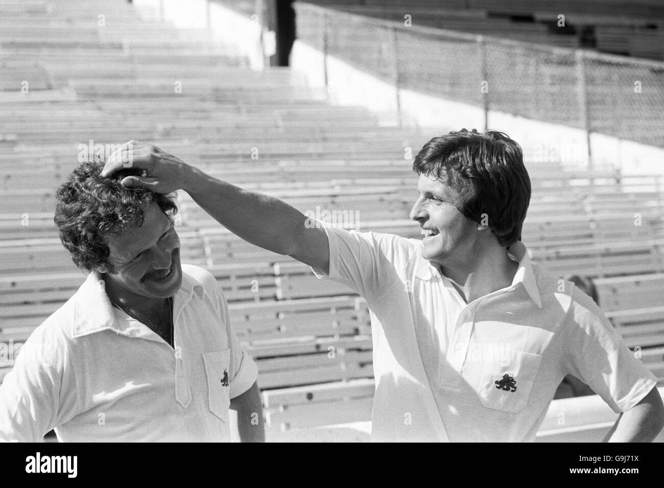 Wayne Larkins (à gauche), Northants, a ses cheveux ronflés par Paul Parker, nouveau-garçon de Sussex, à l'Oval. Ils ont tous deux été appelés en Angleterre pour le test final contre les Australiens. Banque D'Images