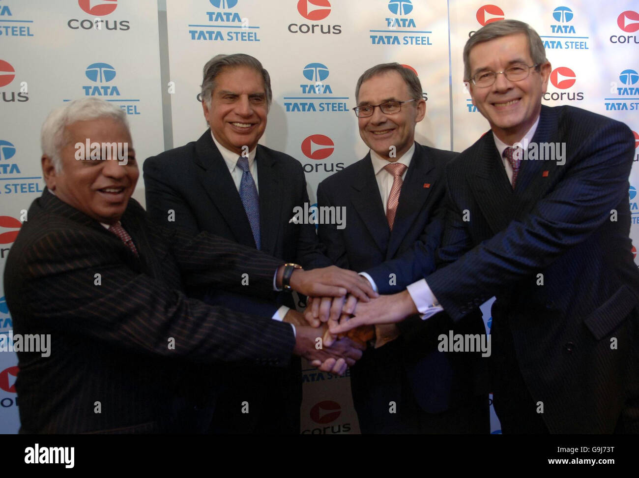 (De gauche à droite) : B Mutharaman, Directeur général de Tata Steel; Ratan Tata, Président de Tata Steel; James Leng, Président de Corus et Philippe Varin, Directeur général de Corus lors d'une conférence de presse à Londres pour annoncer la fusion des deux sociétés. Banque D'Images