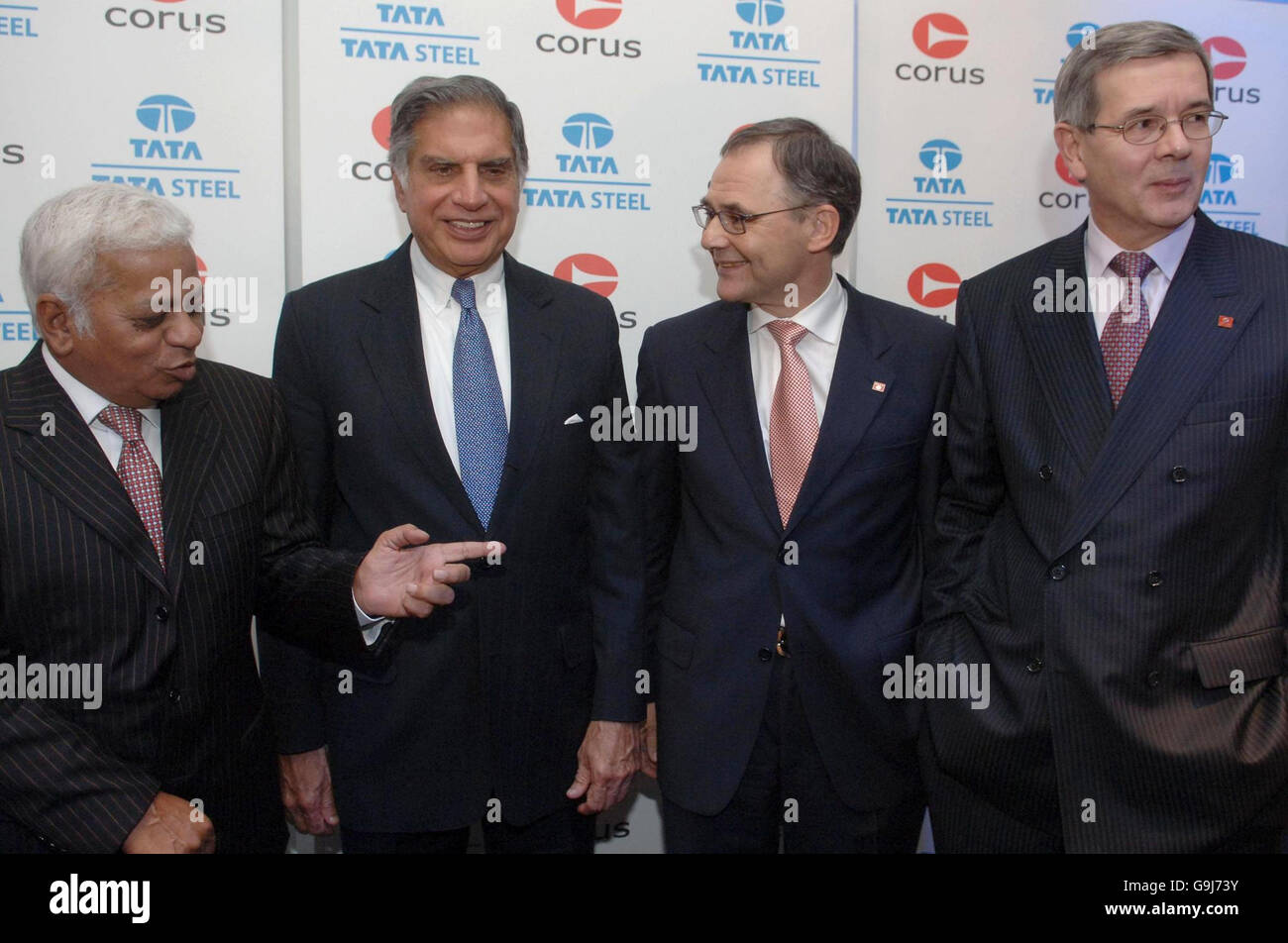 (De gauche à droite) : B Mutharaman, Directeur général de Tata Steel; Ratan Tata, Président de Tata Steel; James Leng, Président de Corus et Philippe Varin, Directeur général de Corus lors d'une conférence de presse à Londres pour annoncer la fusion des deux sociétés. Banque D'Images