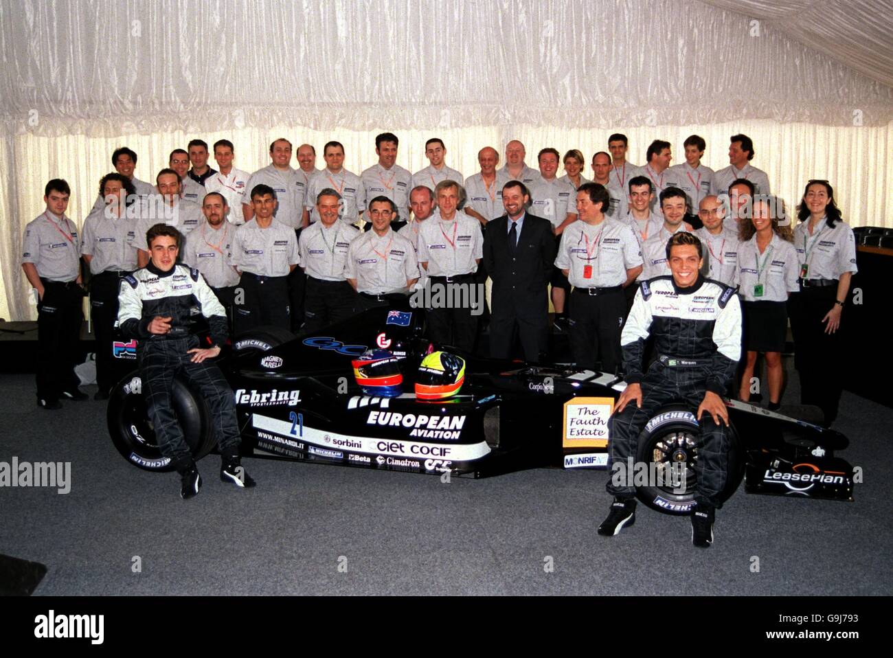Course automobile Formula One - Grand Prix d'Australie - arrivée.Toute l'équipe de Minardi a l'air ravie d'avoir pu assister au premier Grand Prix de la saison Banque D'Images