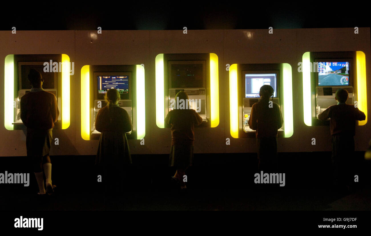 Les enfants qui visitent l'exposition « Game On » du Musée des Sciences de Londres jouent à des jeux informatiques qui font partie d'une exposition d'arcade et de jeux informatiques datant de 1962 à nos jours. Banque D'Images