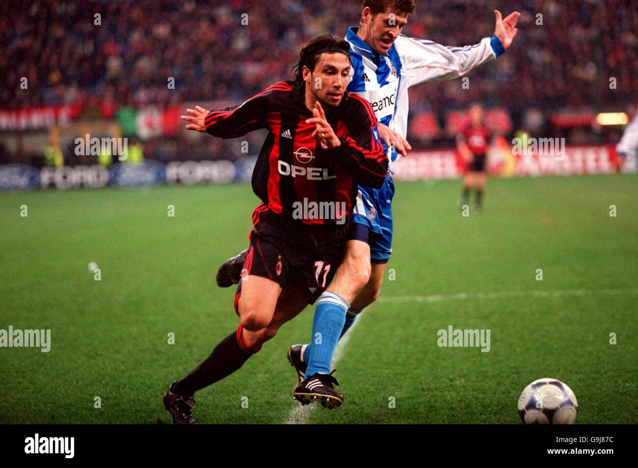 Football - Ligue des champions de l'UEFA - deuxième Stage Groupe B - AC Milan / Deportivo la Coruna.Jose mari (l) de l'AC Milan est abordé par Romero (r) de Deportivo la Coruna Banque D'Images