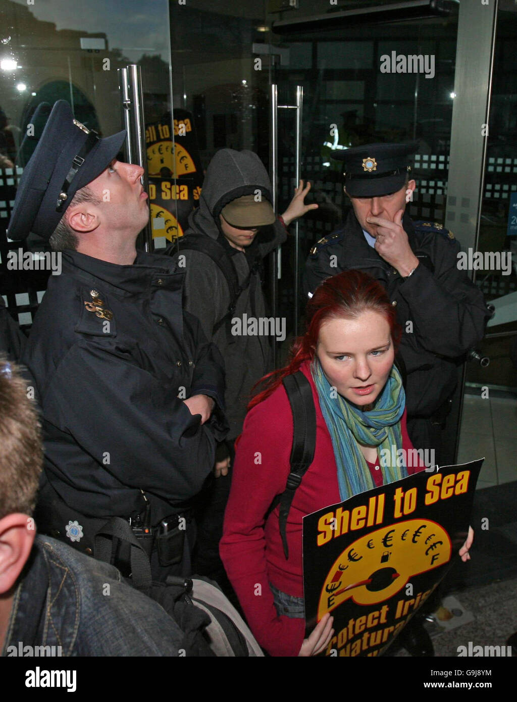 Les militants de Shell to Sea quittent le siège social de Shell dans le centre-ville de Dublin. Les militants se sont mis en butte dans le bâtiment pour souligner les manifestations en cours sur le site de construction du gazoduc corrib de Co Mayo. Banque D'Images