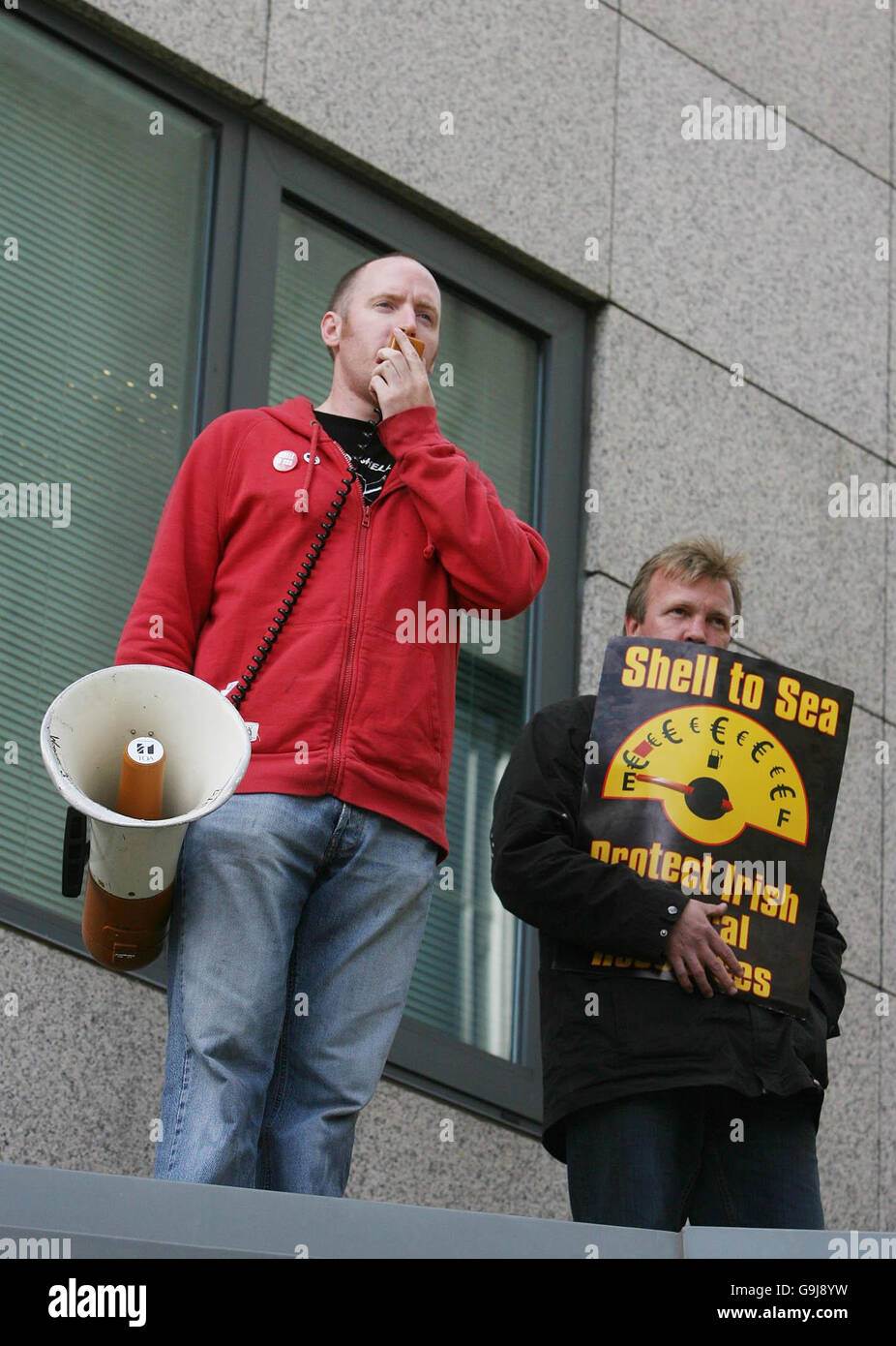 Les militants de Shell to Sea quittent le siège social de Shell dans le centre-ville de Dublin. Les militants se sont mis en butte dans le bâtiment pour souligner les manifestations en cours sur le site de construction du gazoduc corrib de Co Mayo. Banque D'Images