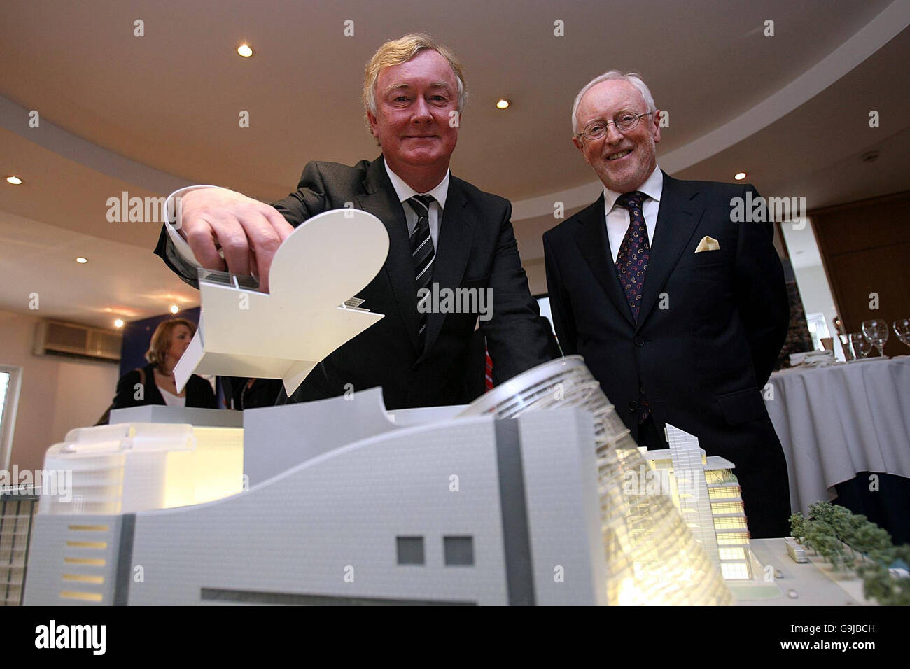 John O'Donoghue, ministre des Arts, du Sport et du Tourisme (à gauche) et PDG de Spencer Dock International Convention Centre Ltd Dermod Dwyer lors d'une visite sur le site de Dublin, vous pourrez découvrir un modèle du nouveau Centre national de conférences. Banque D'Images