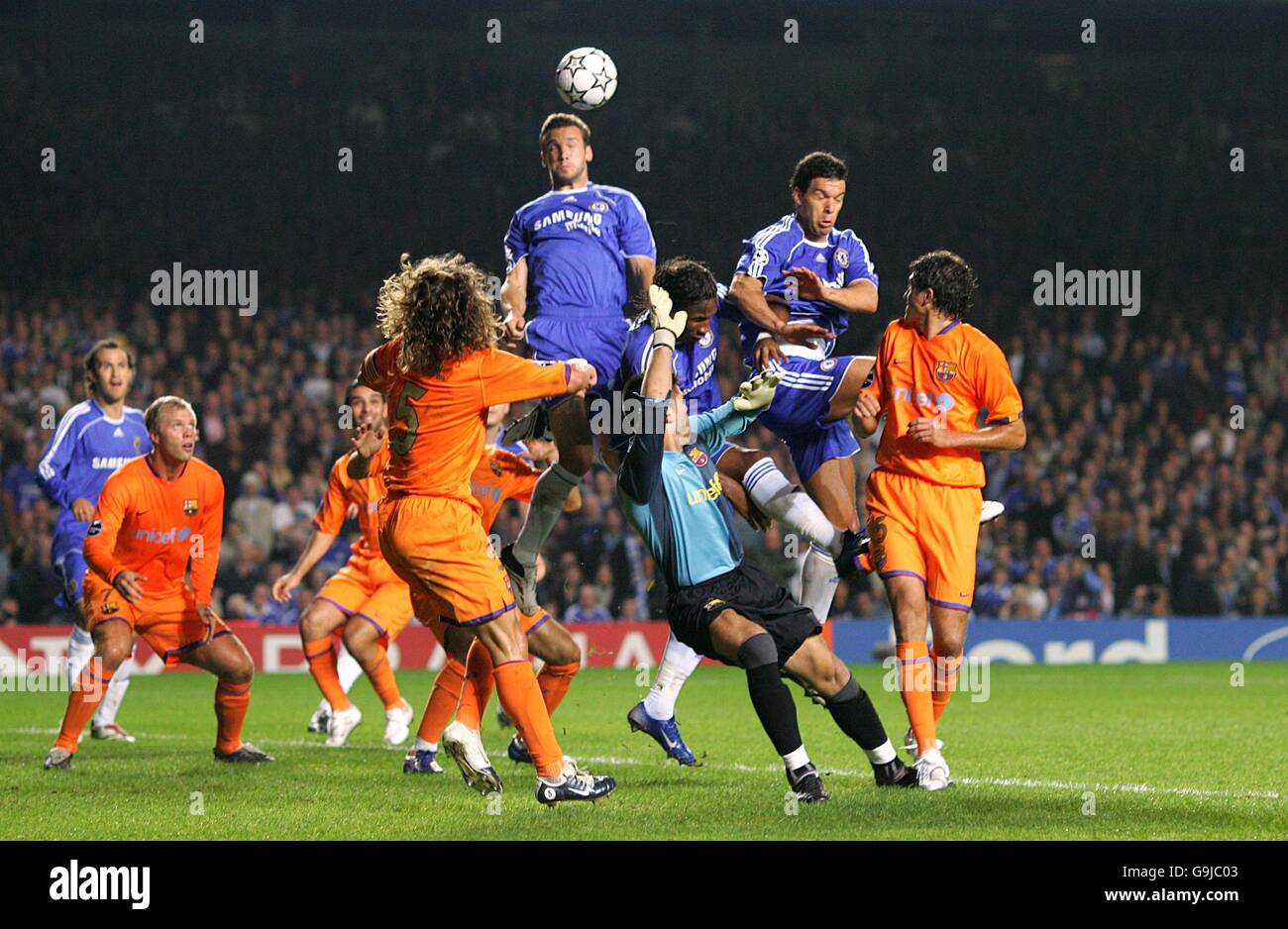 Football - Ligue des champions de l'UEFA - Groupe A - Chelsea / Barcelone - Stamford Bridge. Andriy Shevchenko de Chelsea remporte un titre dans la boîte Banque D'Images