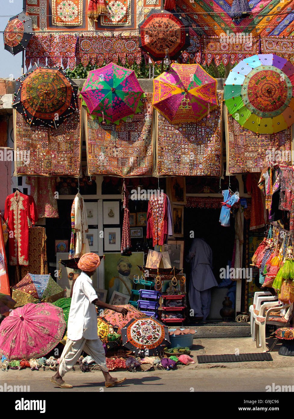 Un magasin de parapluie et d'artisanat dans la ville rose, Jaipur, Inde. Banque D'Images