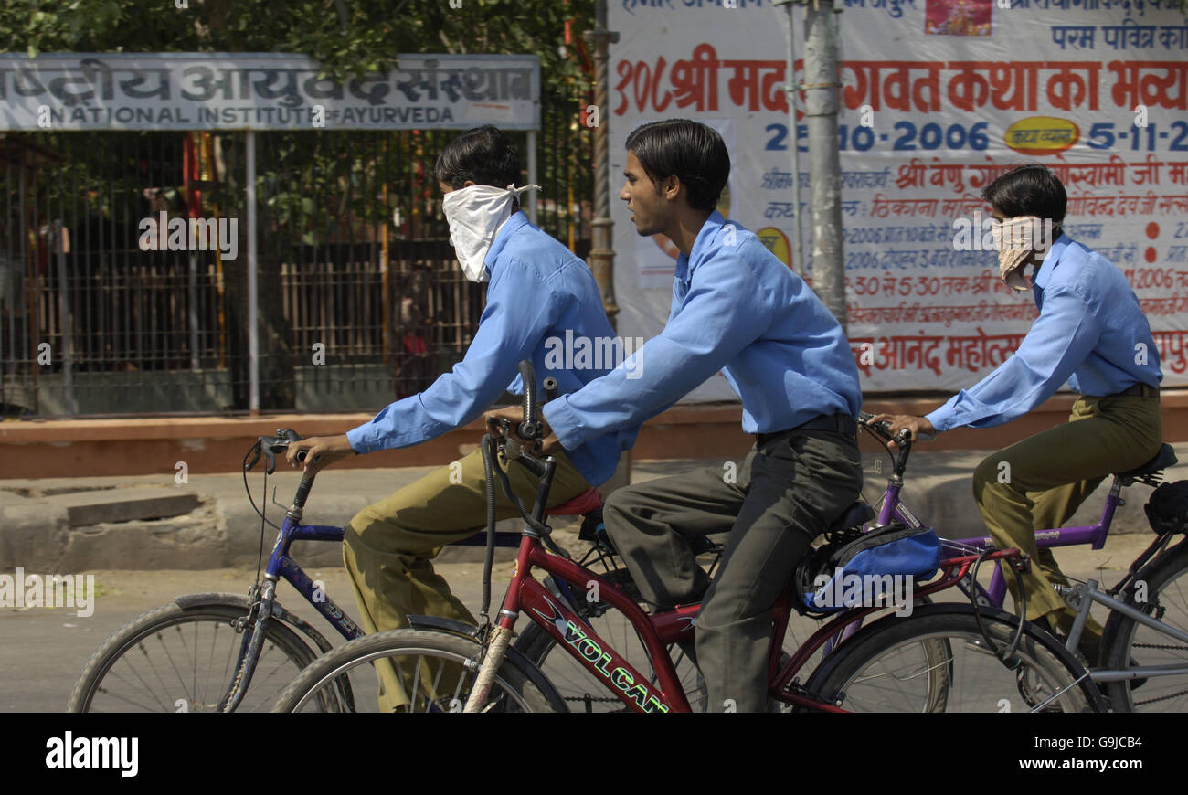 Pink City - Jaipur - Inde - stock.Les étudiants qui traversent les rues de la ville rose, Jaipur, Inde. Banque D'Images