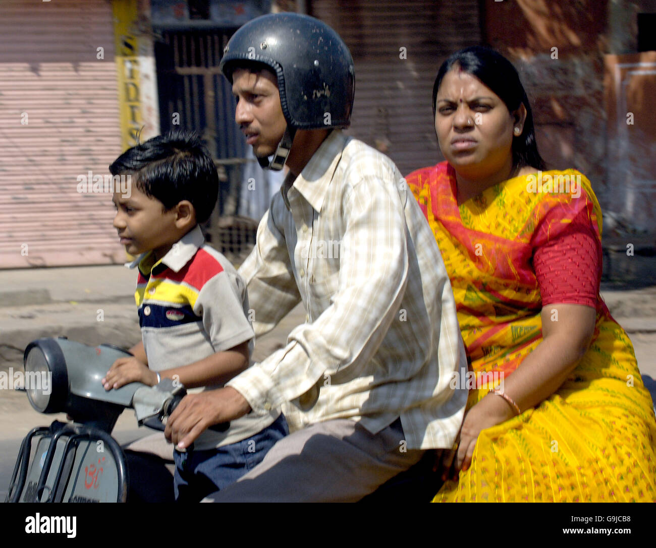 Une promenade en famille un scooter dans la ville rose, Jaipur, Inde. Banque D'Images