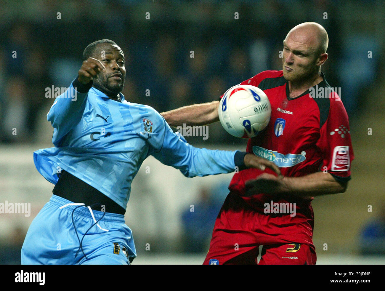 Stern John de Coventry City et Wayne Brown de Colchester United Banque D'Images