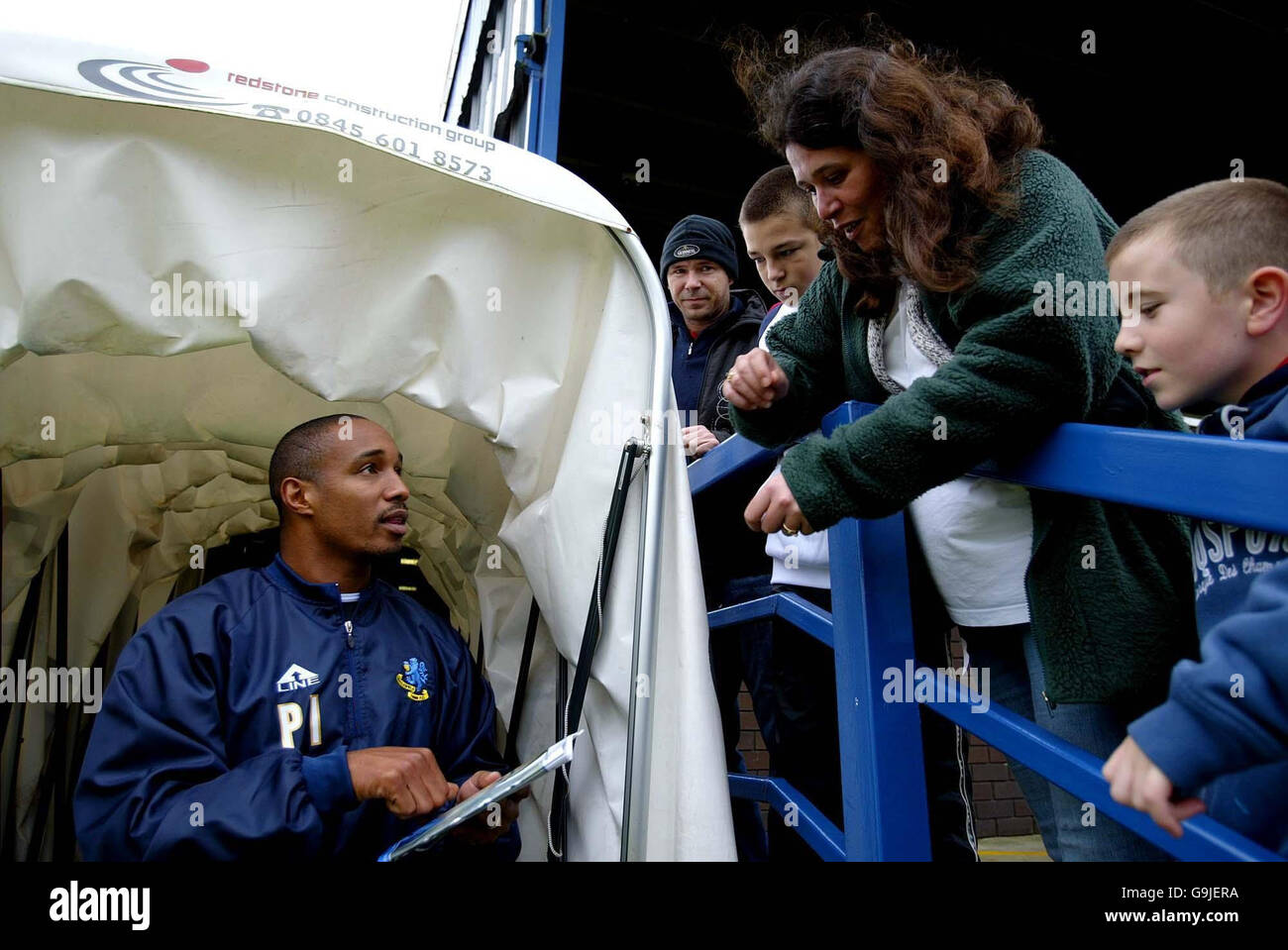 Paul Ince, directeur de Macclesfield, signe son autographe avant le match de la Coca-Cola League Two contre Mansfield à Moss Rose, Macclesfield. Banque D'Images
