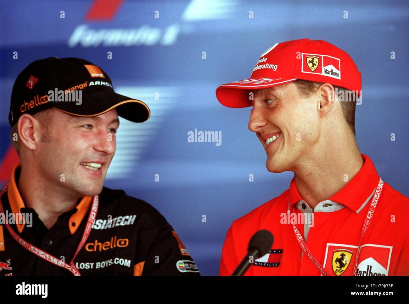 Michael Schumacher plaisanteries avec Jos Verstappen à la conférence de presse Au Grand Prix brésilien Banque D'Images