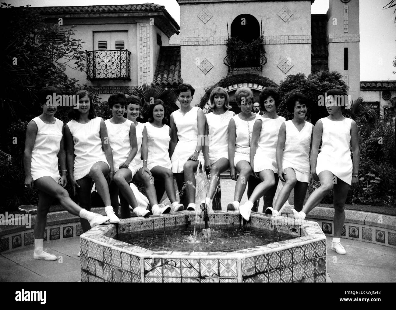 Les plus grandes vedettes de tennis sont les derniers modèles de tennis de Teddy Tinling. l-r Helga Schultz (Allemagne), Ena Lundquist, Julie Heldman (Etats-Unis), Kerry Melville (Australie), Francis MacLennan (GB), Karen Krantzcke (Afrique du Sud), Maryna Lundquist (Afrique du Sud), Annette Van Zyl Degona (Australie), Albert Zum Wade (GB), Janie Zum (Australie), Banque D'Images