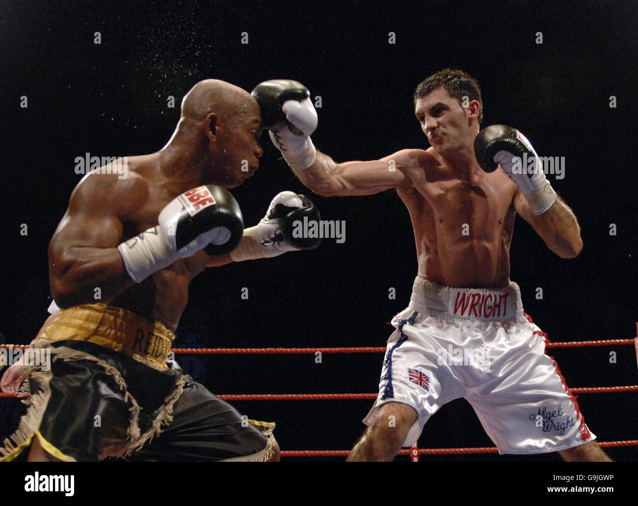 Boxe - jeu de poids-lourd léger anglais - Gary Reid contre Nigel Wright -  Kelvin Hall.Nigel Wright (à droite) lance un coup de poing à Gary Reid  pendant le combat anglais du