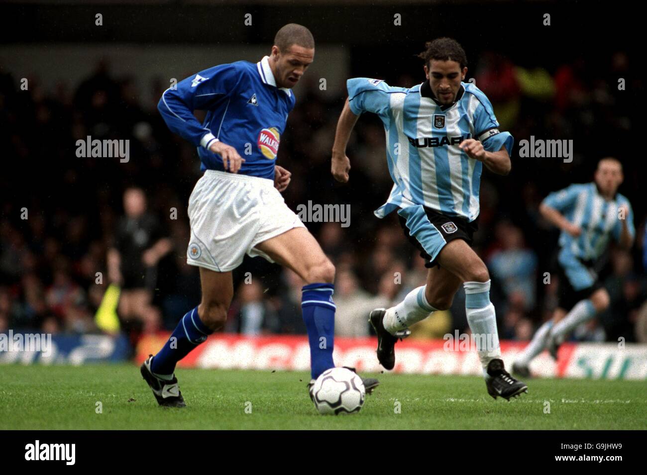 Mustapha Hadji (R), capitaine de Coventry City, tente de fermer Junior Lewis de Leicester City Banque D'Images