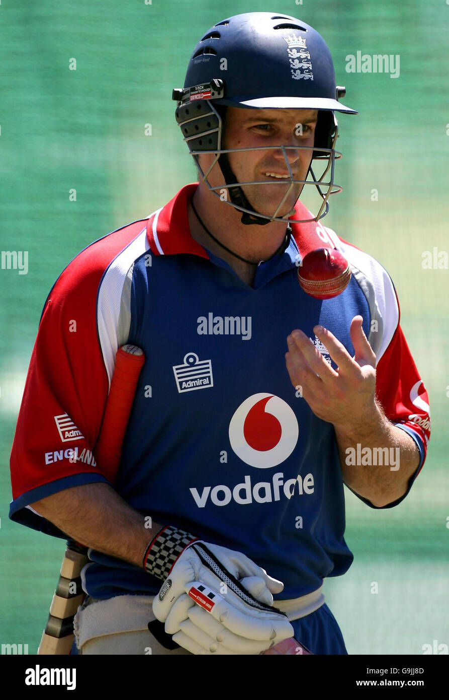 Andrew Strauss, batteur d'Angleterre, lors d'une séance d'entraînement de filets au Manuka Oval, Canberra, Australie. Banque D'Images