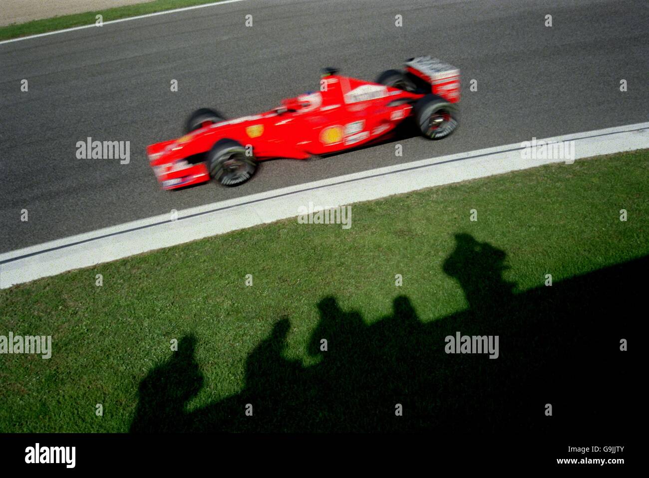 Motor Sport - Formule 1 - Grand Prix de Saint-Marin - course.Rubens Barrichello passe devant les photographes de Tosa Banque D'Images