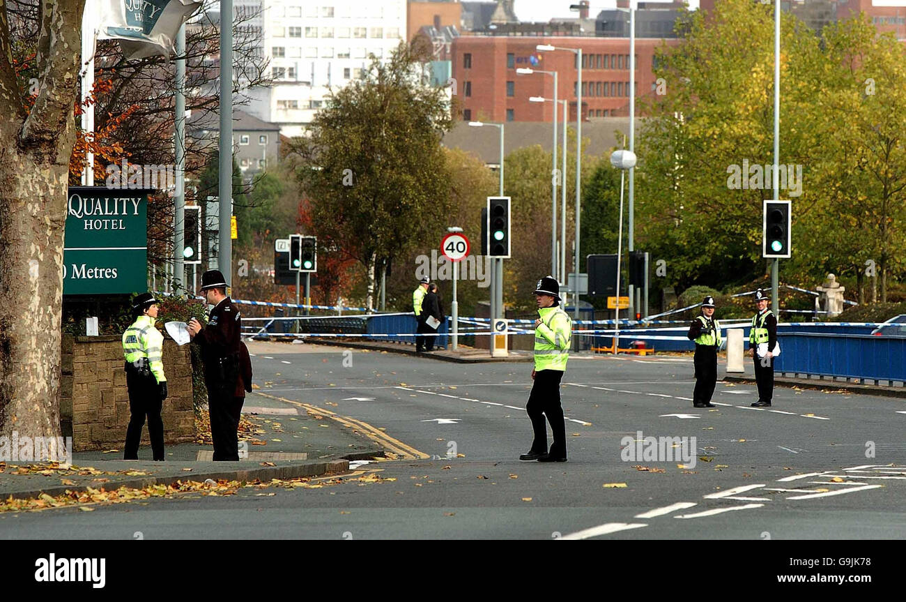 Des policiers avec des routes fermées à Wolverhampton après qu'un policier ait été à l'hôpital aujourd'hui après avoir été grièvement blessé par une fusillade de fin de nuit. Banque D'Images
