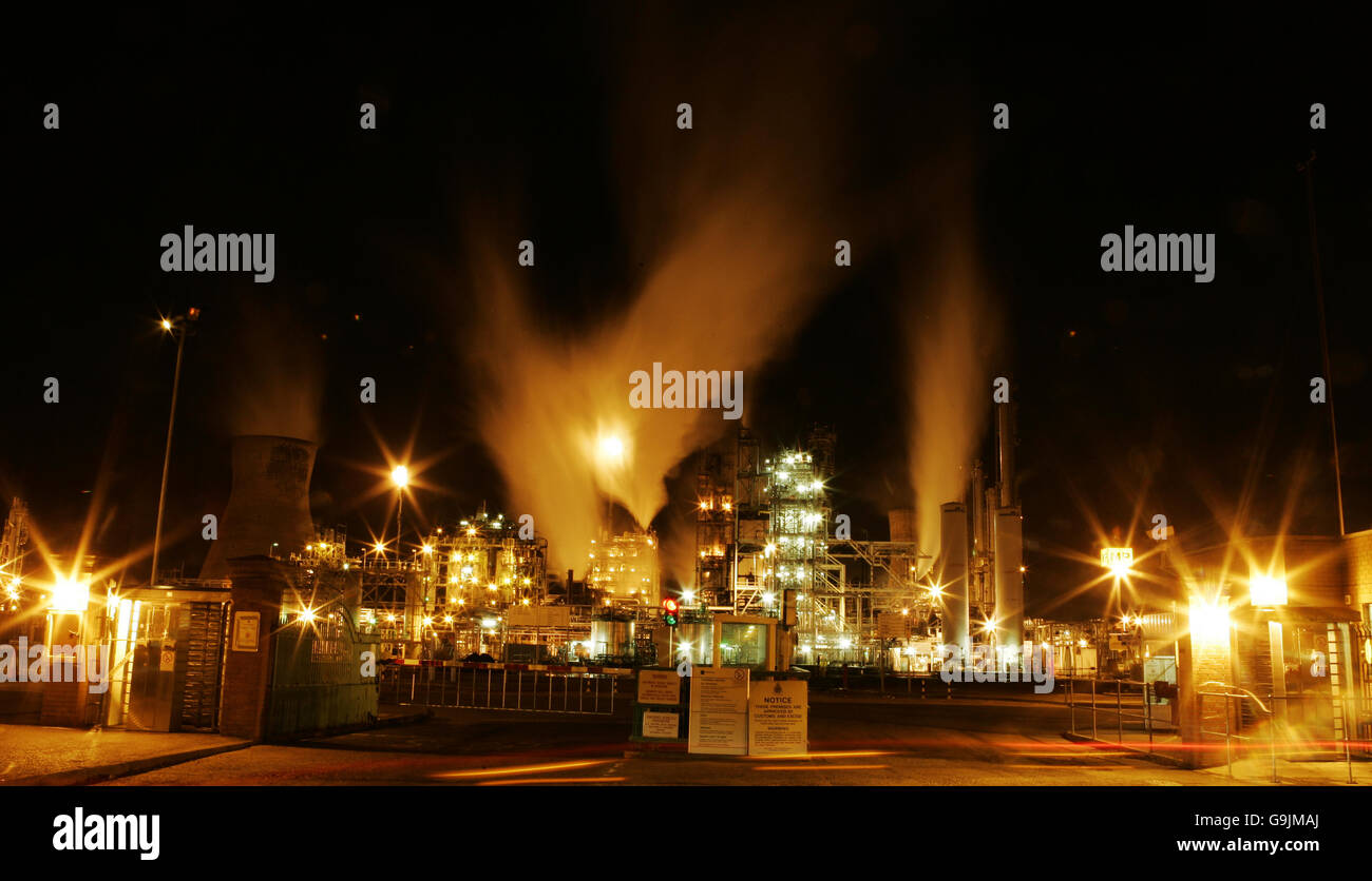 Vue générale de la raffinerie Ineos Grangemouth la nuit. Situé près du Firth of Forth, Grangemouth retrace ses origines jusqu'en 1924 et jusqu'à la Seconde Guerre mondiale, elle a traité environ 400,000 tonnes de pétrole brut. Les grandes expansions immédiatement après la guerre et dans les années 1970 ont porté la capacité de raffinage à plus de 10 millions de tonnes par an. Le réseau de pipelines North Sea Forties se termine à la raffinerie et l'excédent de pétrole brut est exporté par pipeline vers un terminal de chargement de navires-citernes sur le quatrième. Le pétrole brut entre également dans la raffinerie par un pipeline de 58 milles à partir du terminal de Finart Ocean qui le peut Banque D'Images