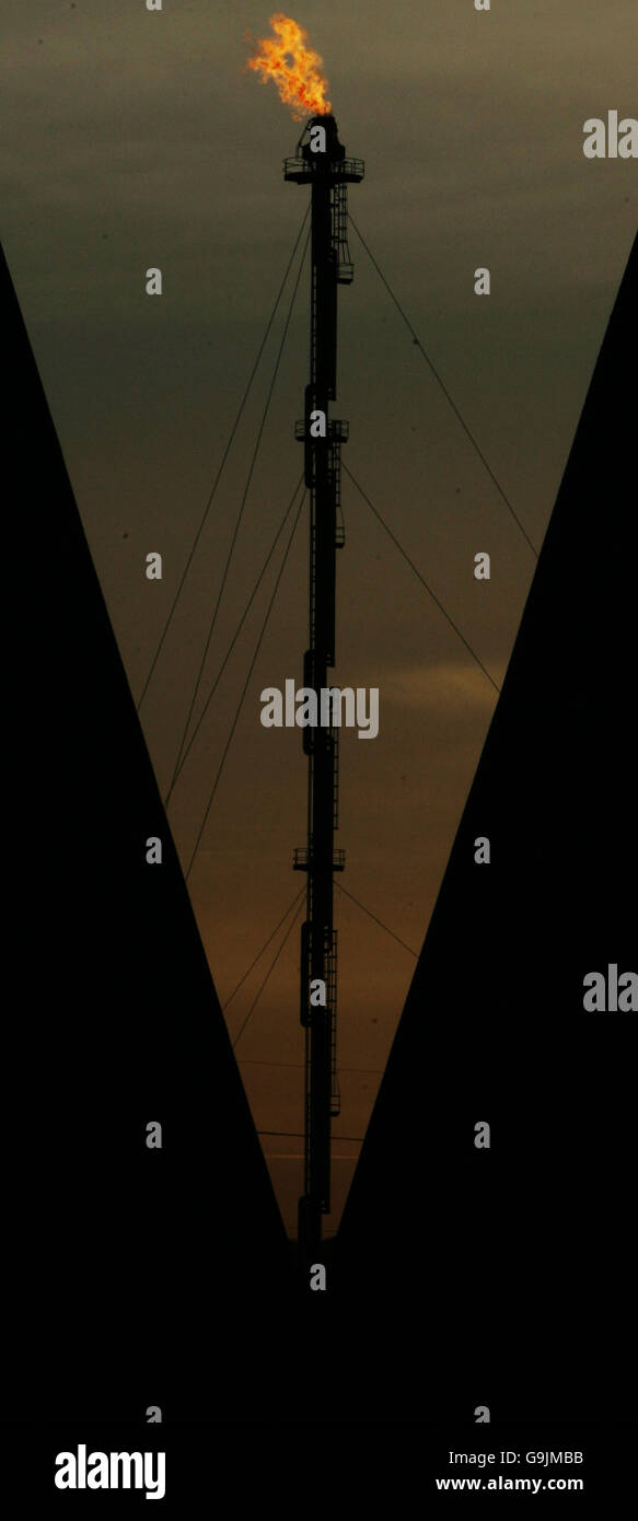 Vue générale de la raffinerie Ineos Grangemouth la nuit. Situé près du Firth of Forth, Grangemouth retrace ses origines jusqu'en 1924 et jusqu'à la Seconde Guerre mondiale, elle a traité environ 400,000 tonnes de pétrole brut. Les grandes expansions immédiatement après la guerre et dans les années 1970 ont porté la capacité de raffinage à plus de 10 millions de tonnes par an. Le réseau de pipelines North Sea Forties se termine à la raffinerie et l'excédent de pétrole brut est exporté par pipeline vers un terminal de chargement de navires-citernes sur le quatrième. Le pétrole brut entre également dans la raffinerie par un pipeline de 58 milles à partir du terminal de Finart Ocean qui le peut Banque D'Images