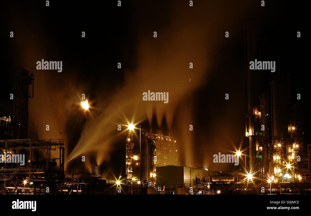 Vue générale de la raffinerie Ineos Grangemouth la nuit. Situé près du Firth of Forth, Grangemouth retrace ses origines jusqu'en 1924 et jusqu'à la Seconde Guerre mondiale, elle a traité environ 400,000 tonnes de pétrole brut. Les grandes expansions immédiatement après la guerre et dans les années 1970 ont porté la capacité de raffinage à plus de 10 millions de tonnes par an. Le réseau de pipelines North Sea Forties se termine à la raffinerie et l'excédent de pétrole brut est exporté par pipeline vers un terminal de chargement de navires-citernes sur le quatrième. Le pétrole brut entre également dans la raffinerie par un pipeline de 58 milles à partir du terminal de Finart Ocean qui le peut Banque D'Images