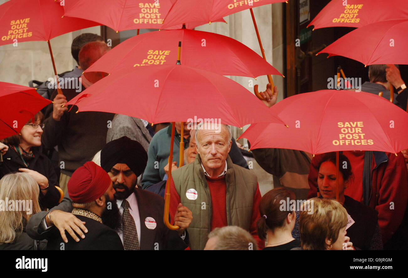 Des sous-postmasters de tout le pays, à l'extérieur de Central Methodist Hall, Westminster, où ils se sont réunis pour se rassembler pour souligner comment la perte de revenus de certains services postaux pourrait menacer l'avenir du réseau. Banque D'Images