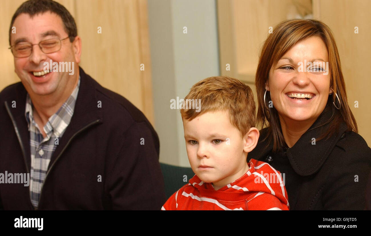 Les travailleurs du pétrole kidnappés accueil retour Banque D'Images