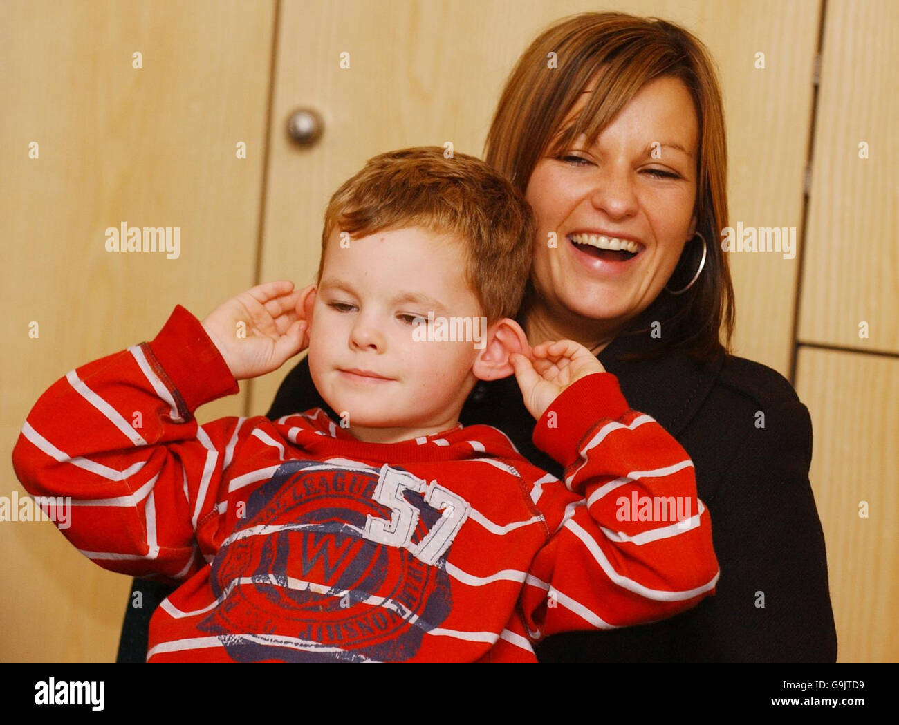 Paula Smith et son fils Jordan, quatre ans, assistent à une conférence de presse à l'hôtel Palace de Peterhead, en Écosse, après que son mari, Paul, ait été libéré après avoir été pris en otage au Nigeria. Banque D'Images Paula Smith et son fils Jordan, quatre ans, assistent à une conférence de presse à l'hôtel Palace de Peterhead, en Écosse, après que son mari, Paul, ait été libéré après avoir été pris en otage au Nigeria. Banque D'Images
