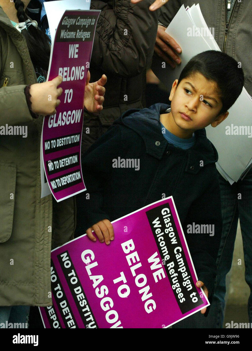 Serhat Salban, âgé de 5 ans, de Glasgow, se joint aux réfugiés turcs rassemblés pour protester contre les perquisitions, la détention et la déportation devant le Parlement écossais d'Édimbourg. Banque D'Images