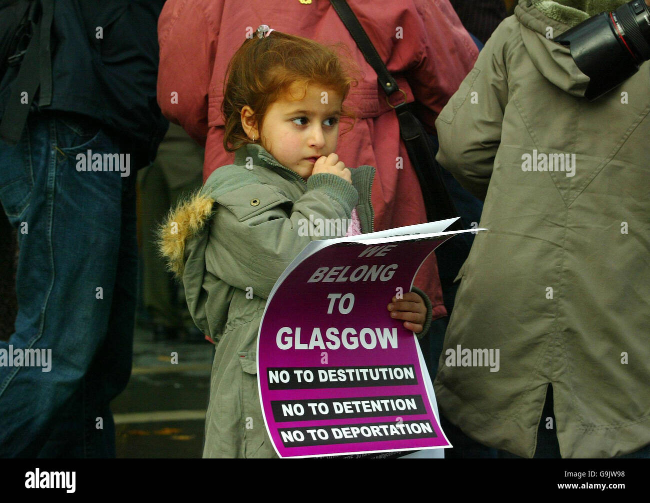 Gulben Salban, âgé de 4 ans, de Glasgow, se joint aux réfugiés turcs rassemblés pour protester contre les perquisitions, la détention et la déportation devant le Parlement écossais d'Édimbourg. Banque D'Images
