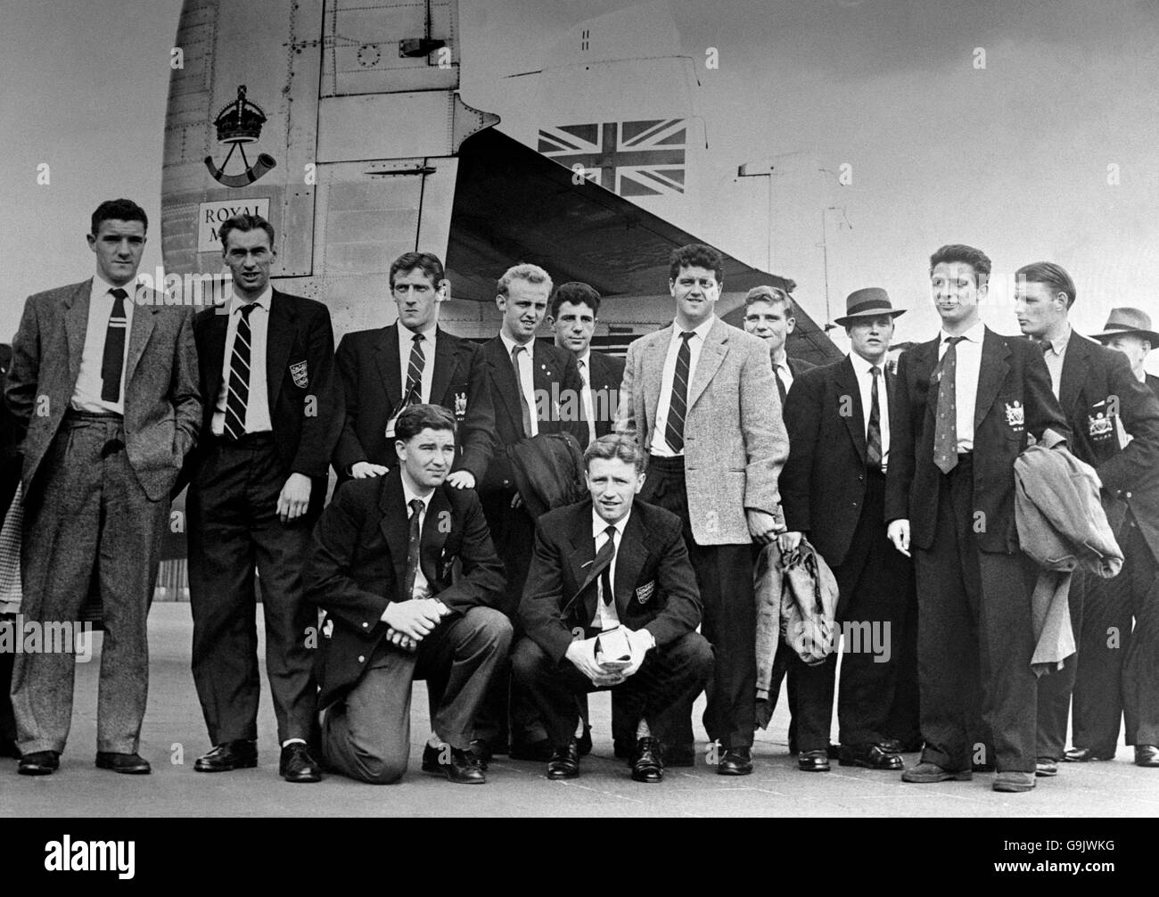 Manchester United embarquez pour un voyage à bord d'un avion de la Royal Navy avant leur match préliminaire de la coupe d'Europe à Shamrock Rovers qui ils ont gagné 6-0: (l-r) Bill Foulkes (libéré de l'hôpital), Ray Wood (blessures multiples à la chair), Dennis Viollet (blessures à la tête et commotion cérébrale), Jackie Blanchflower fracture du bras droit et du bassin brisé), Peter Jones, Alex Dawson, Roger Byrne (mort), Tommy Taylor (mort), Duncan Edwards (mort), Eddie Colman (mort), David Pegg Jones (mort), Mark Jones (mort) Banque D'Images