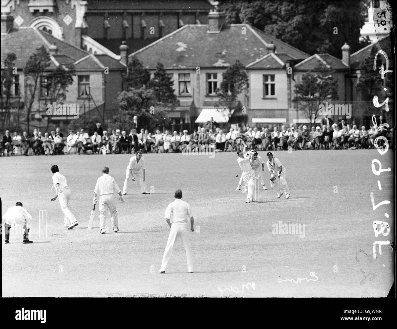 Peter May (deuxième r) de Surrey joue et passe à côté, sous la surveillance du gardien de Kent Godfrey Evans (r) Banque D'Images