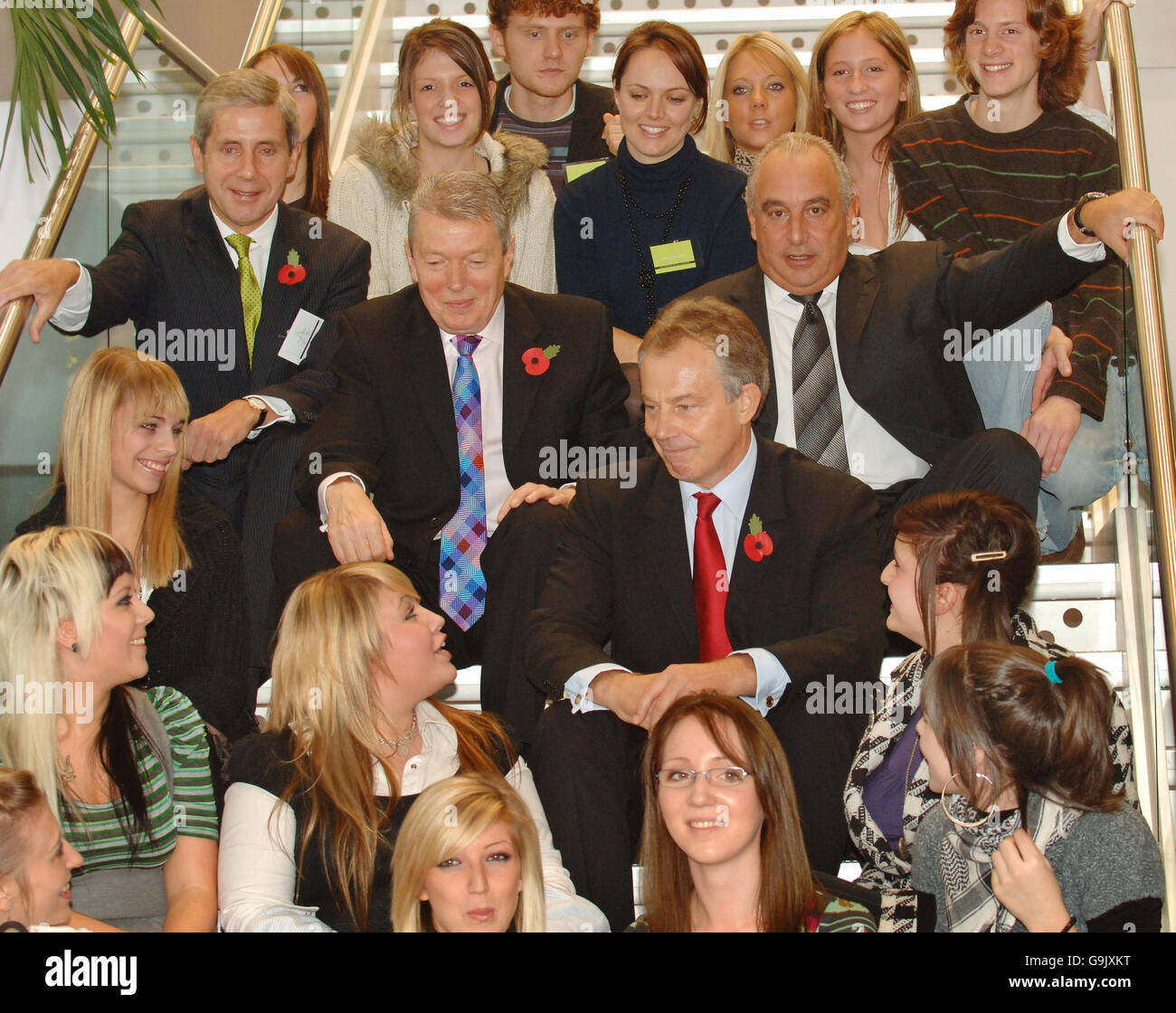 Le Premier ministre britannique Tony Blair (au centre à droite) et le secrétaire à l'éducation Alan Johnson (au centre à gauche) se joignent au patron d'Arcadia Sir Philip Green (à droite) et au directeur général de Marks and Spencer Stuart Rose (à gauche) pour discuter avec des étudiants de la Fashion Retail Academy, nouvellement créée dans le centre de Londres. APPUYEZ SUR ASSOCIATION photo. Date de la photo: Mardi 31 2006 octobre. Regardez l'histoire politique de l'AP Blair. Le crédit photo devrait se lire comme suit : Fiona Hanson/PA. Banque D'Images