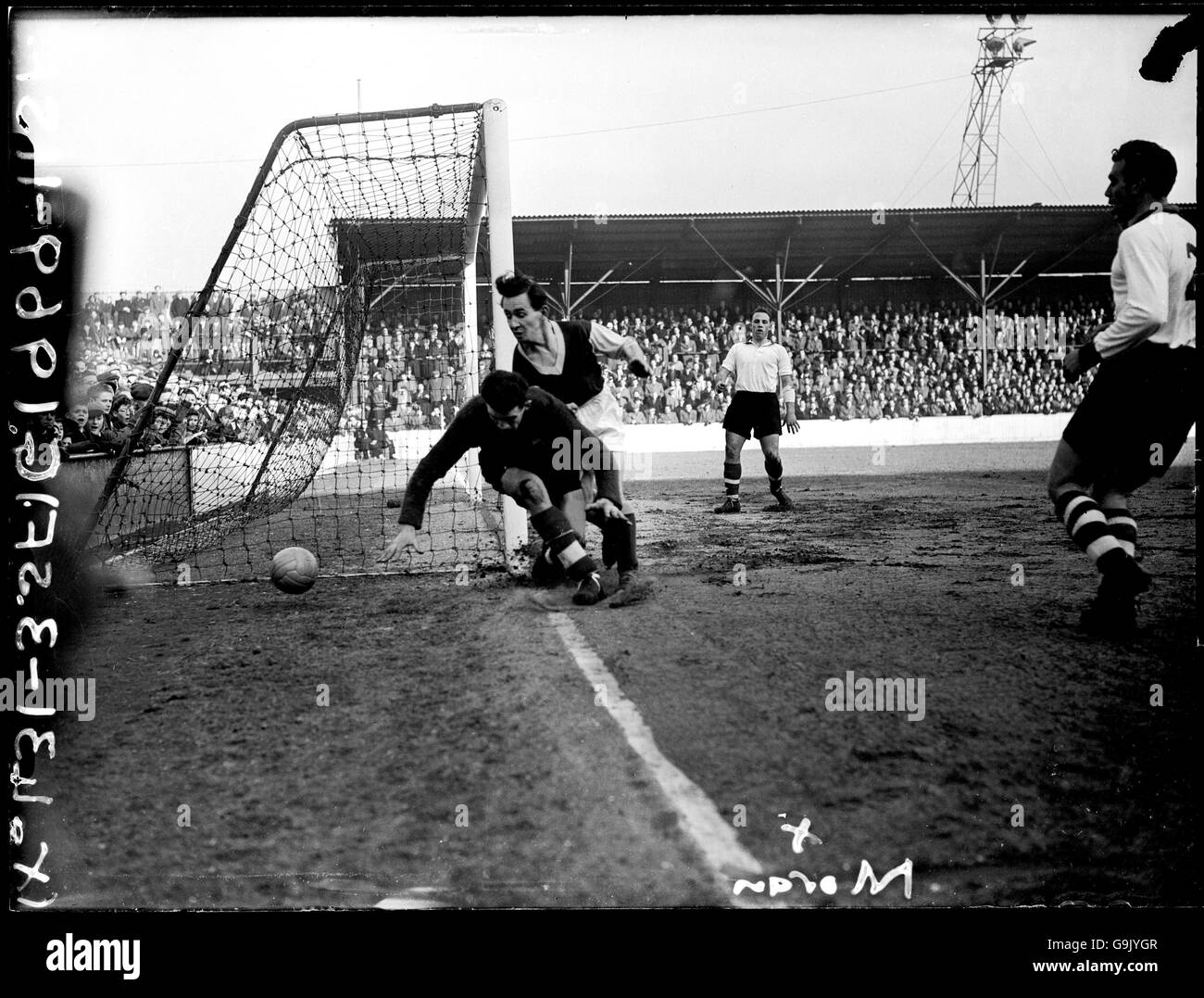 Ronnie Moran de Liverpool (deuxième r) regarde comme le ballon sort pour un coin Banque D'Images