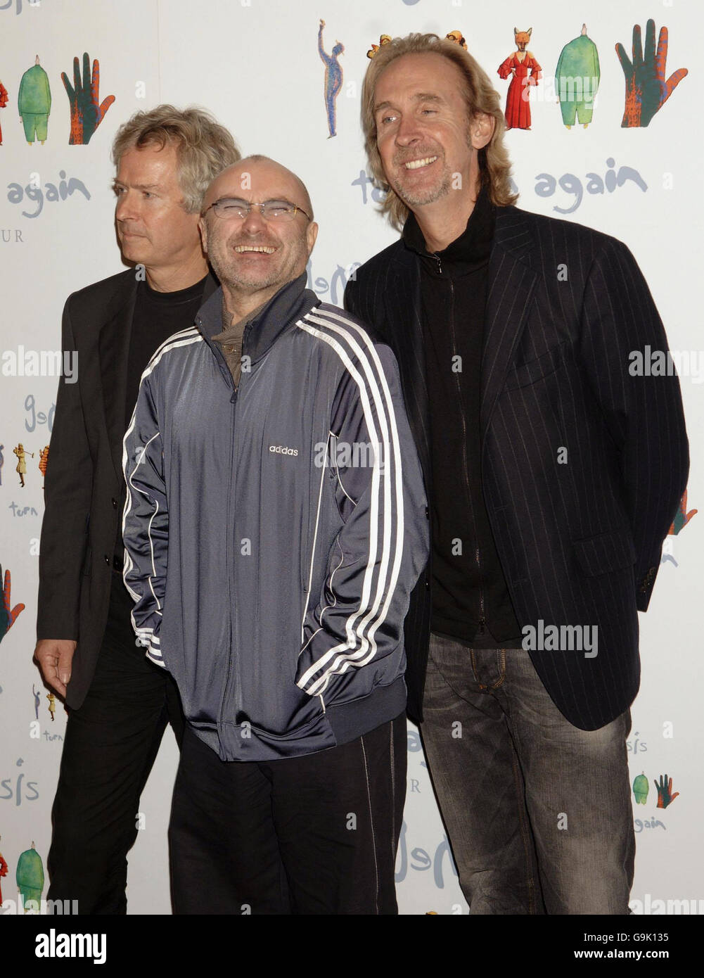 Genesis - (de gauche à droite) Tony Banks, Phil Collins et Mike Rutherford - lors d'une séance photo pour annoncer la visite « Turn IT On Again », leur première en 15 ans, à l'hôtel Mayfair dans le centre de Londres. Banque D'Images