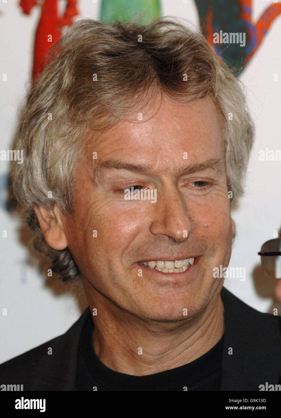 Tony Banks, membre du groupe Genesis, lors d'une séance photo pour annoncer la visite « Turn IT On Again », leur première en 15 ans, à l'hôtel Mayfair, dans le centre de Londres. Banque D'Images