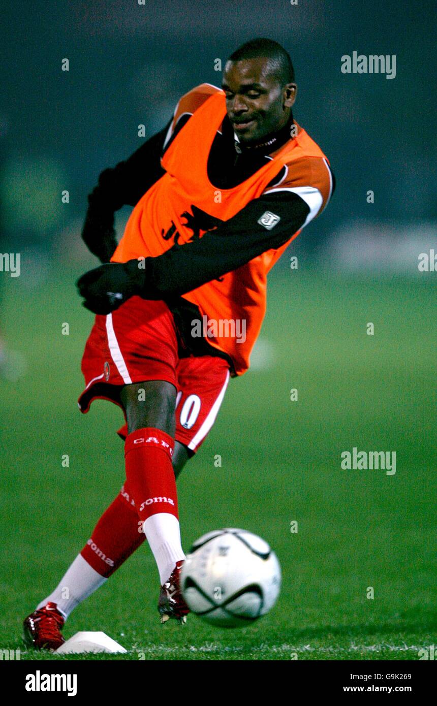 Football - Carling Cup - quatrième tour - Chesterfield / Charlton Athletic - Saltergate. Le Darren Bent de Charlton se réchauffe avant le match. Banque D'Images