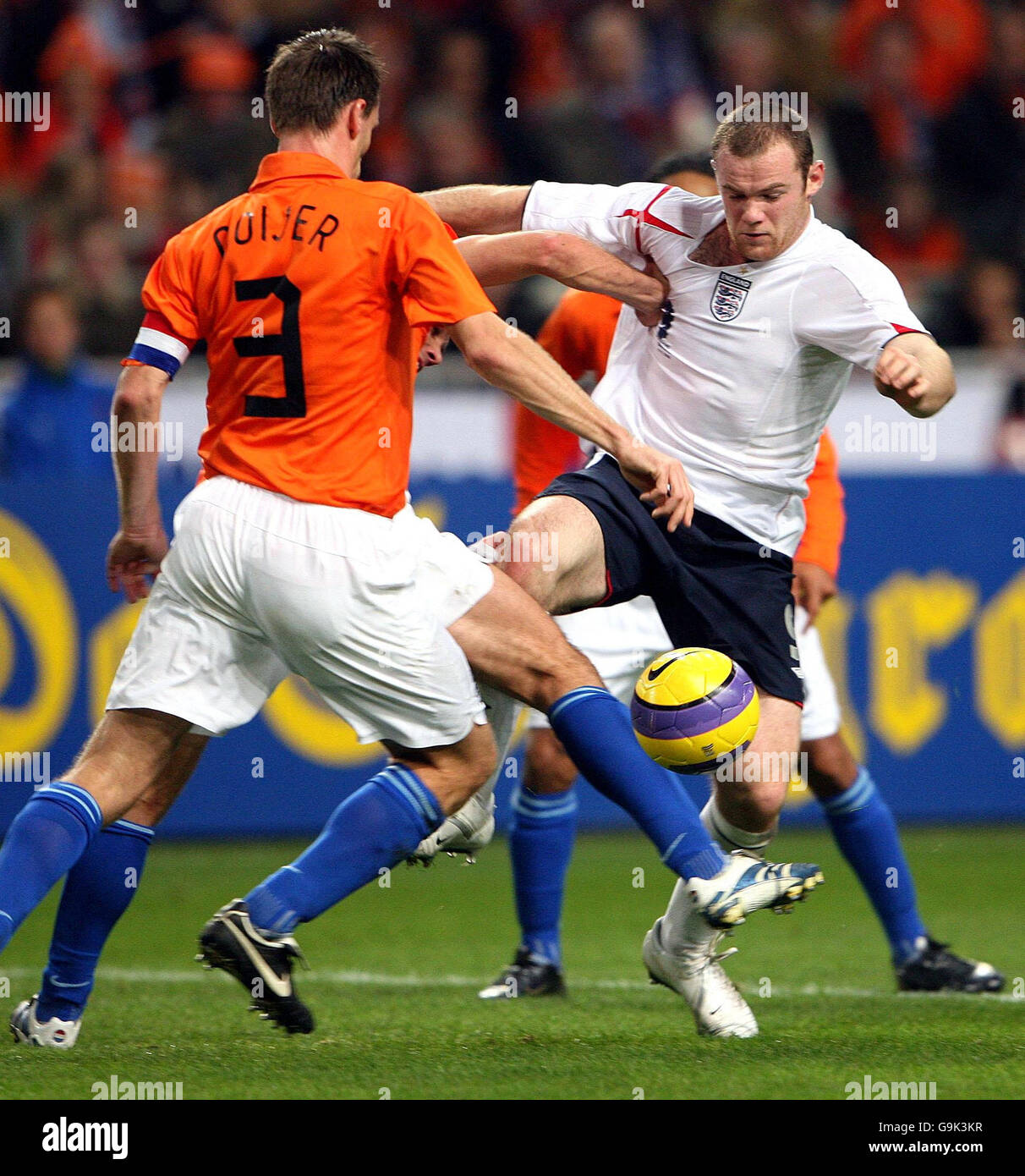 Wayne Rooney (à droite) en Angleterre en action contre André Oojijer aux  pays-Bas lors du match international amical à Amsterdam Arena, Amsterdam,  Hollande Photo Stock - Alamy